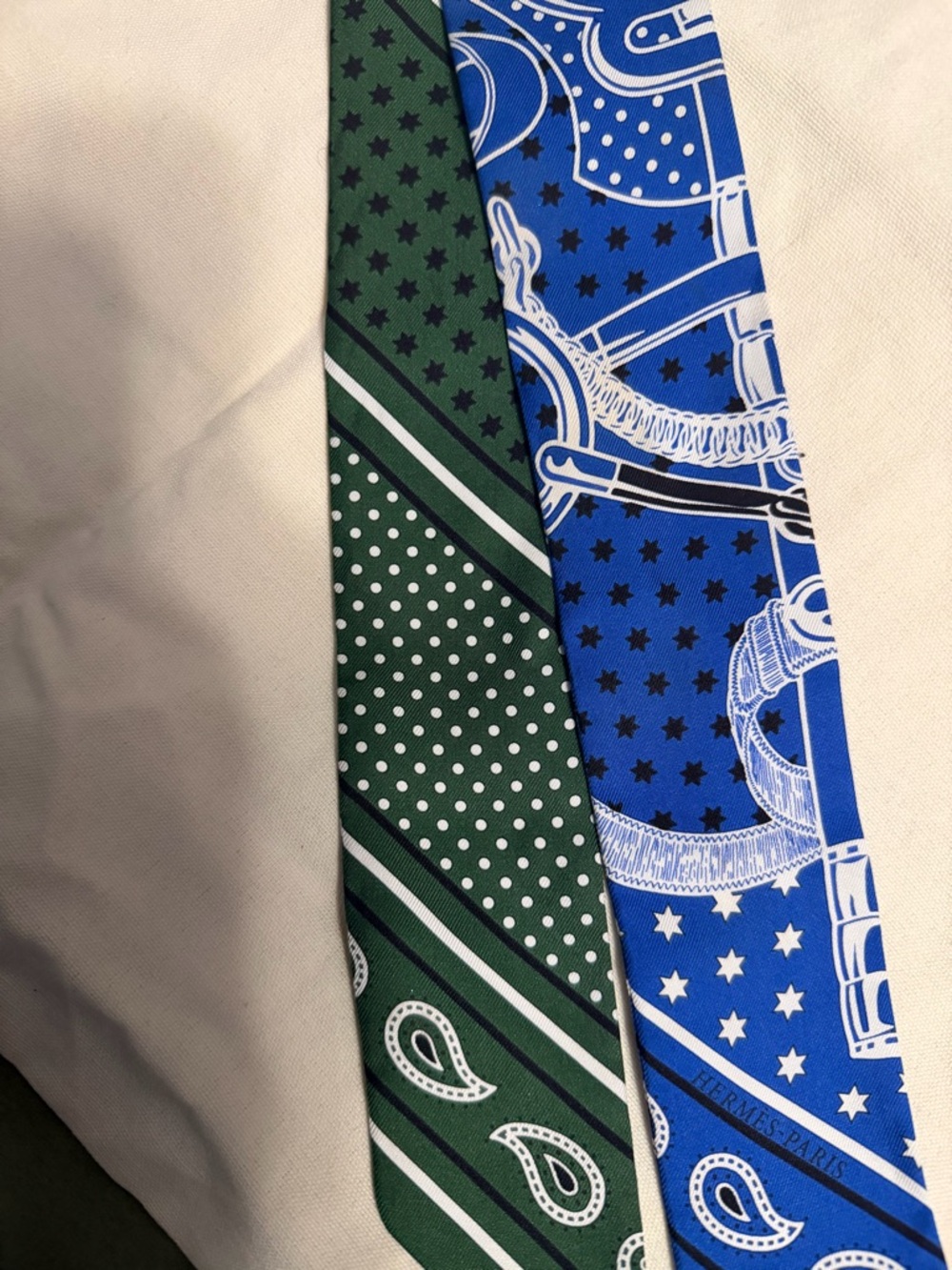 Hermès “Eperon D'or Bandana" Twilly
EUC  no stains, no tears - Picture 2 of 8